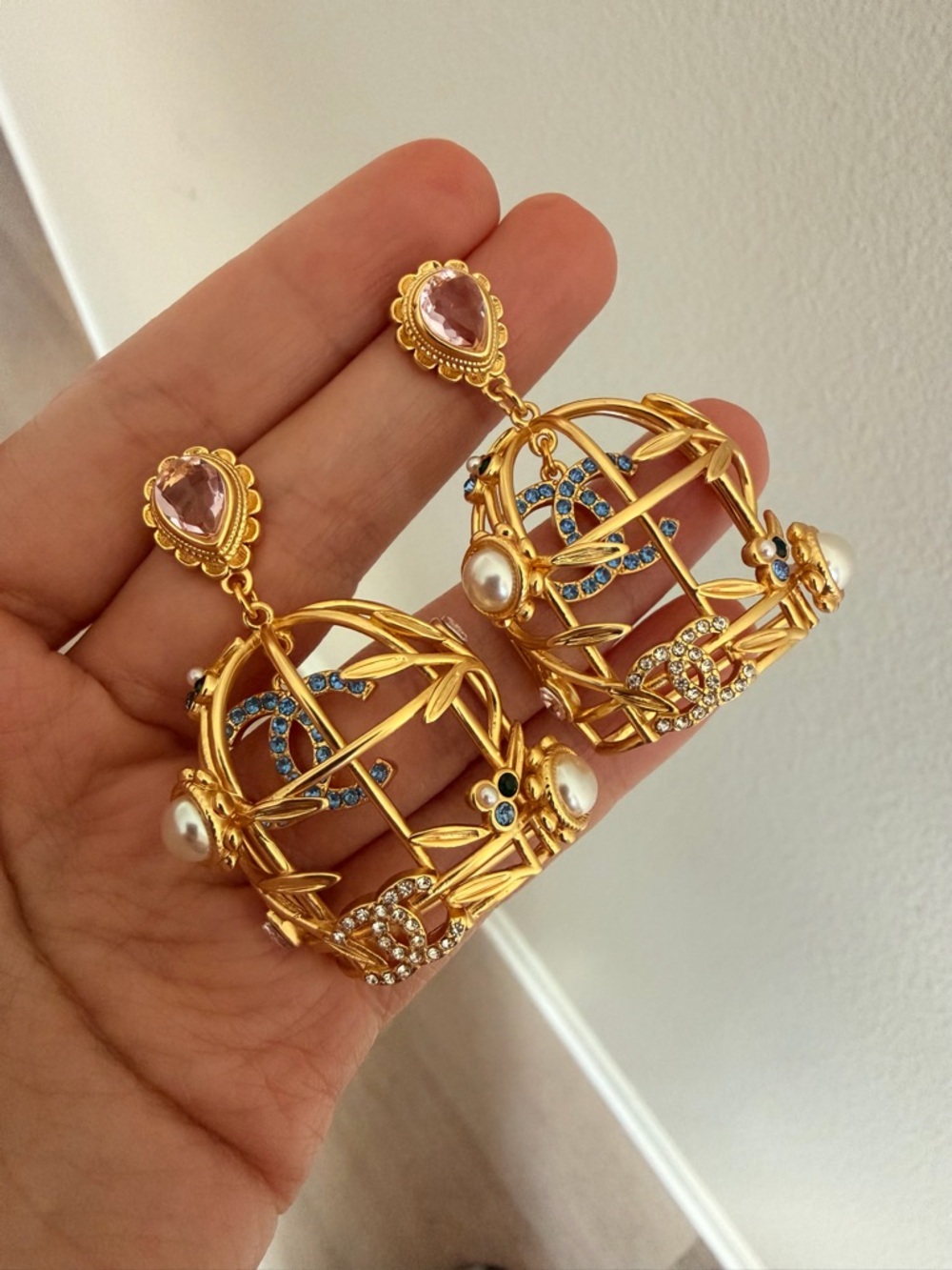 🕊️🌸✨Vintage Chanel Gold Earrings ✨🌸🕊️ - Picture 9 of 10